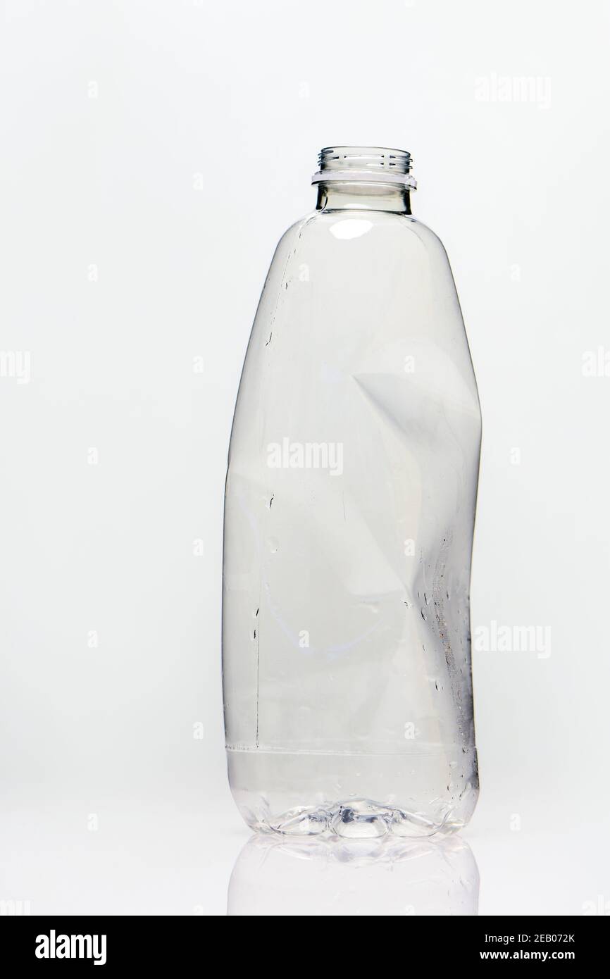 Una selezione di bottiglie di plastica sparate su sfondo bianco con refection possibile uso per storie di riciclaggio.(varie immagini in set) Foto Stock