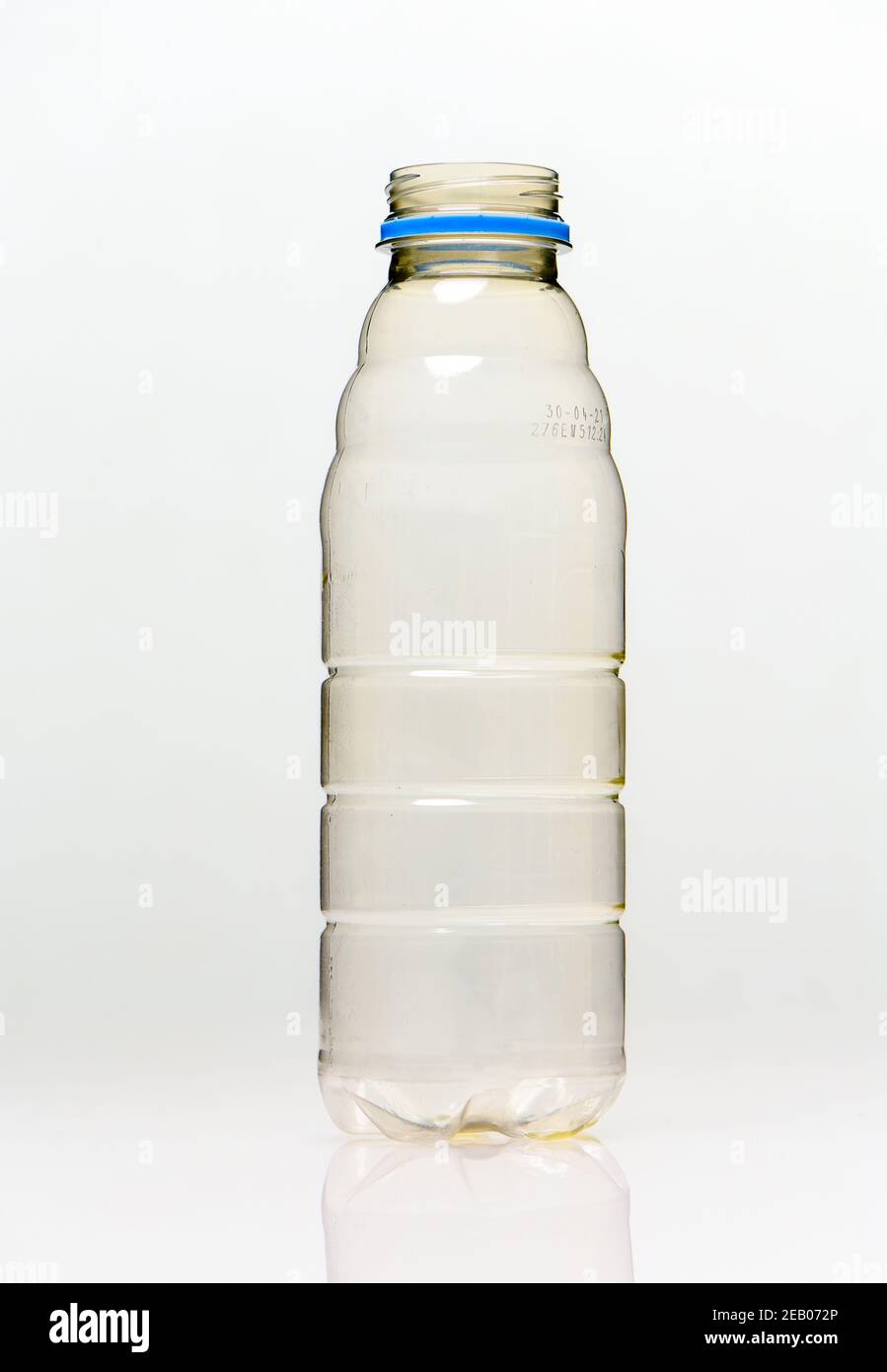 Una selezione di bottiglie di plastica sparate su sfondo bianco con refection possibile uso per storie di riciclaggio.(varie immagini in set) Foto Stock