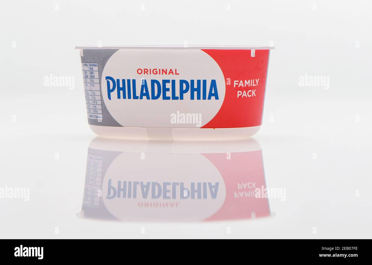 Confezione familiare originale Philadelphia in morbido formaggio su sfondo bianco con riflessi. Foto Stock