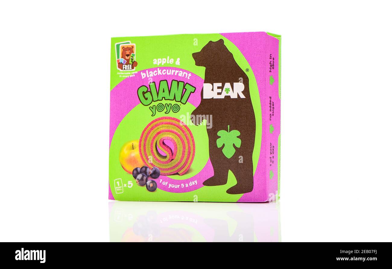 Apple e ribes nero Giant Bear YoYo snack scatola su uno sfondo bianco con riflessione. Foto Stock