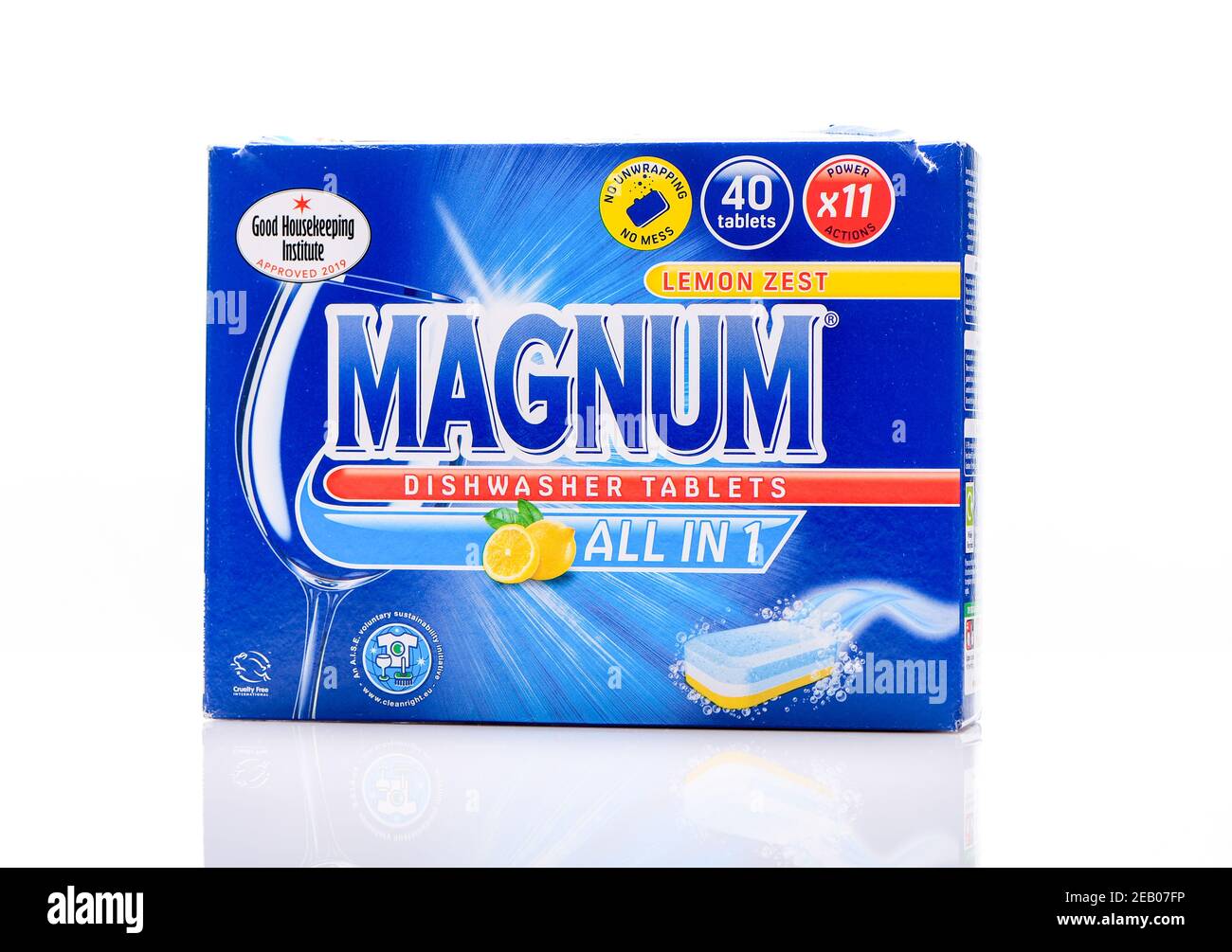 Confezione di compresse per lavastoviglie Magnum su sfondo bianco con un riflesso. Foto Stock