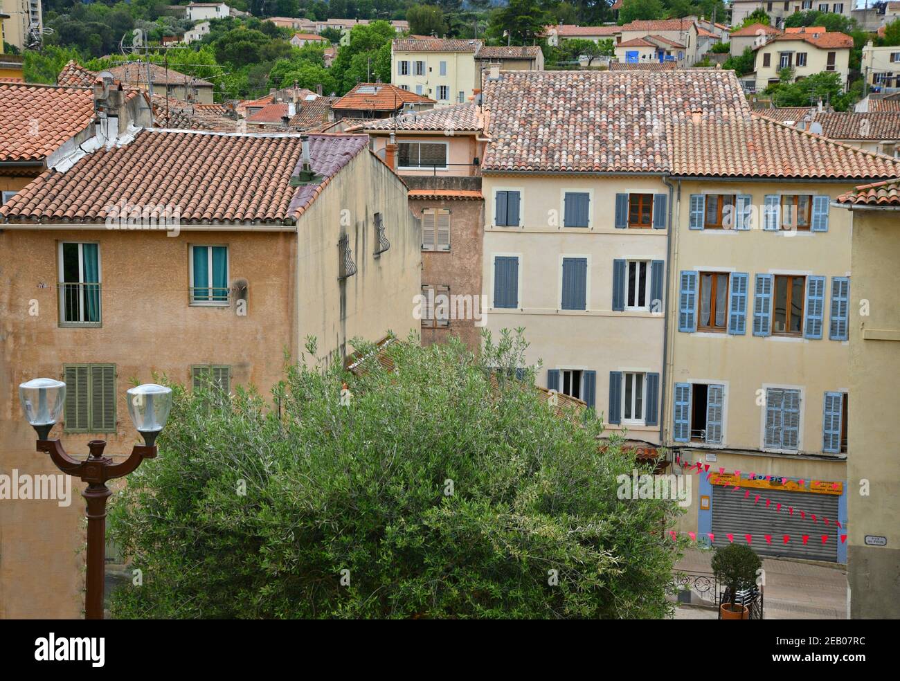 Case tradizionali in argilla con pareti in stucco colorato e tipiche  persiane in legno blu chiaro e grigio in Aubagne Bouches-du-Rhône Provence  France Foto stock - Alamy