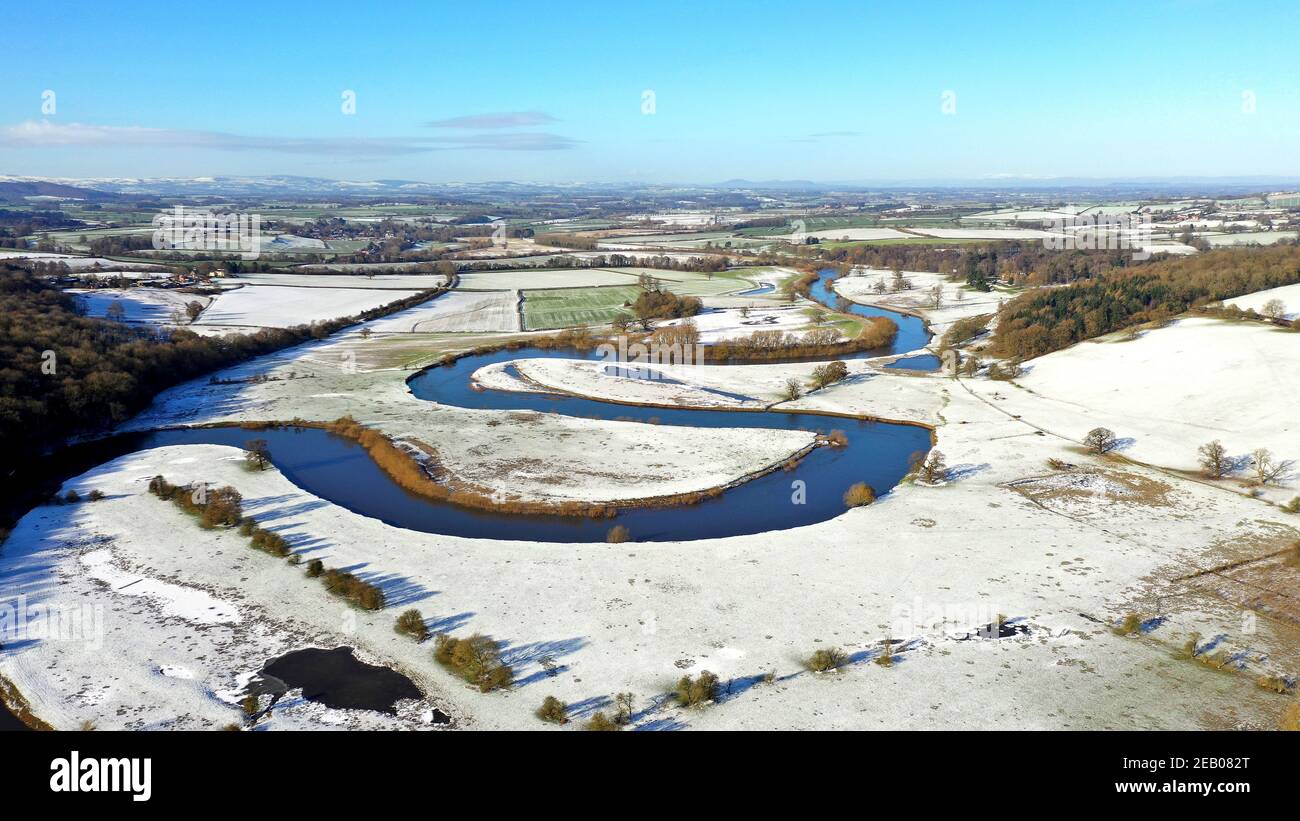 Leighton, Shropshire, UK.February 11th 2021 il fiume Severn che attraversa la neve a Leighton in Shropshire. Conosciuta localmente come 'le curve', si comporta in una enorme pianura alluvionale. Credit: Sam Bagnall/Alamy Live News Foto Stock