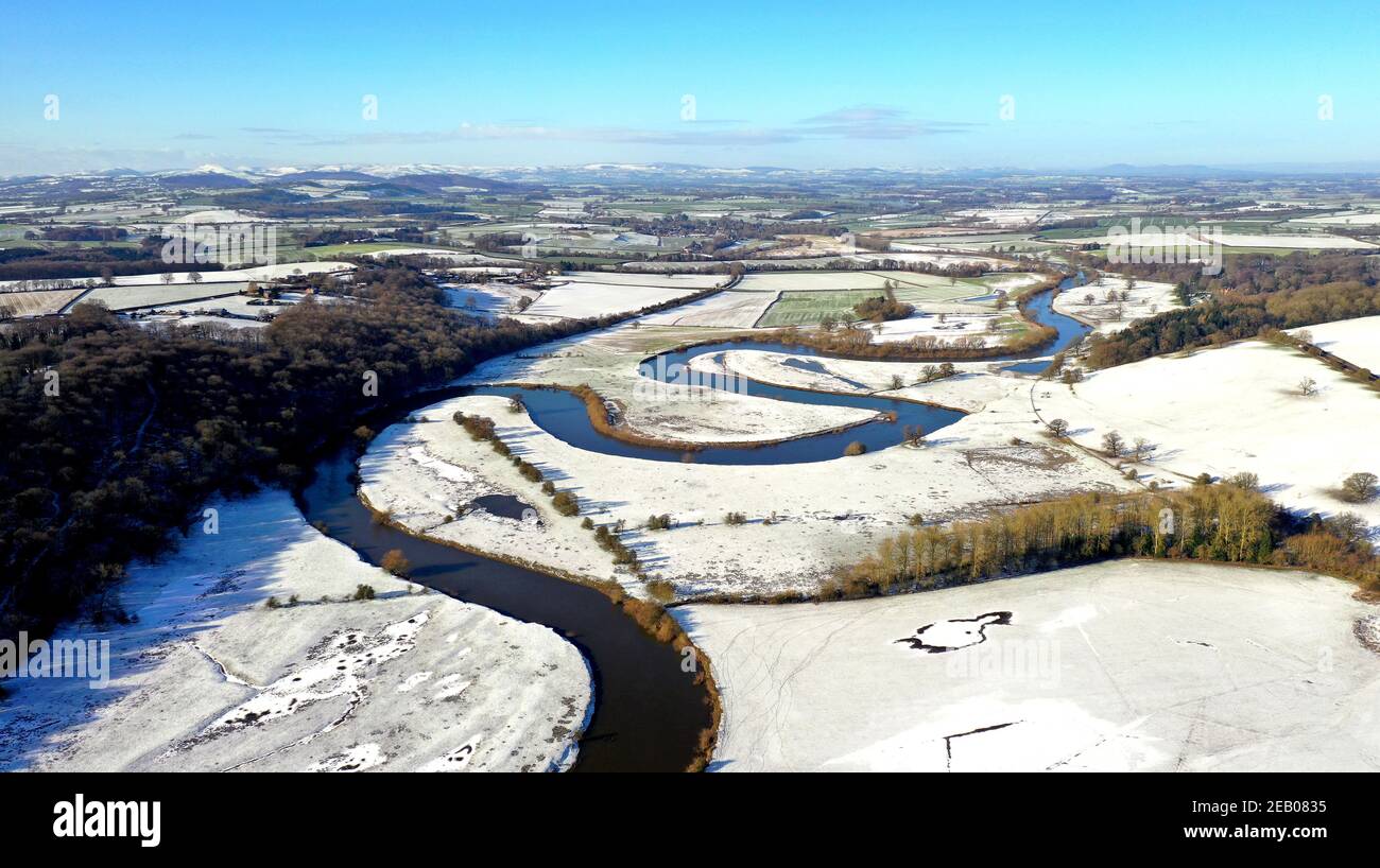 Leighton, Shropshire, UK.February 11th 2021 il fiume Severn che attraversa la neve a Leighton in Shropshire. Conosciuta localmente come 'le curve', si comporta in una enorme pianura alluvionale. Credit: Sam Bagnall/Alamy Live News Foto Stock