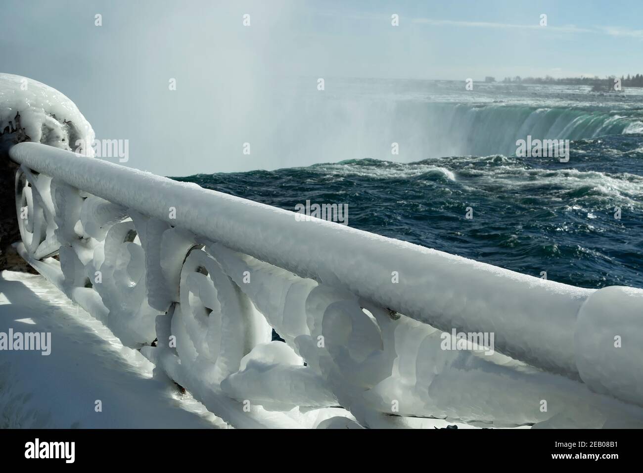 Recinzione di ferro coperta da uno strato spesso di nebbia ghiacciata. Cascate del Niagara, Ontario, Canada Foto Stock