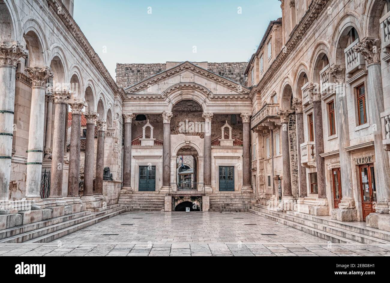 Split, Croazia - 15 agosto 2020: Palazzo Diocleziano vuoto nella mattina presto in mattina presto Foto Stock