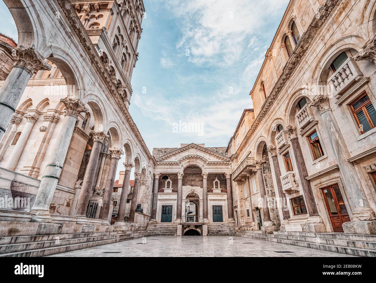 Split, Croazia - 15 agosto 2020: Palazzo Diocleziano vuoto nella mattina presto in mattina presto Foto Stock