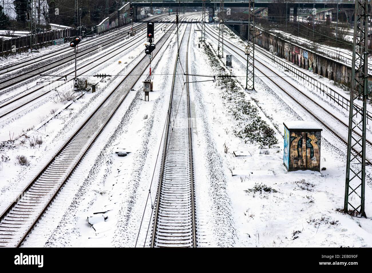 I cingoli ricoperti di neve causano interruzioni nel traffico ferroviario Foto Stock