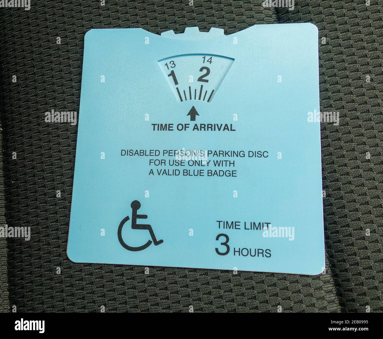 Una "Blue Badge" o una tessera di parcheggio per disabili, da mostrare sul parabrezza di un'auto durante il parcheggio, Staffordshire, Inghilterra, Regno Unito Foto Stock