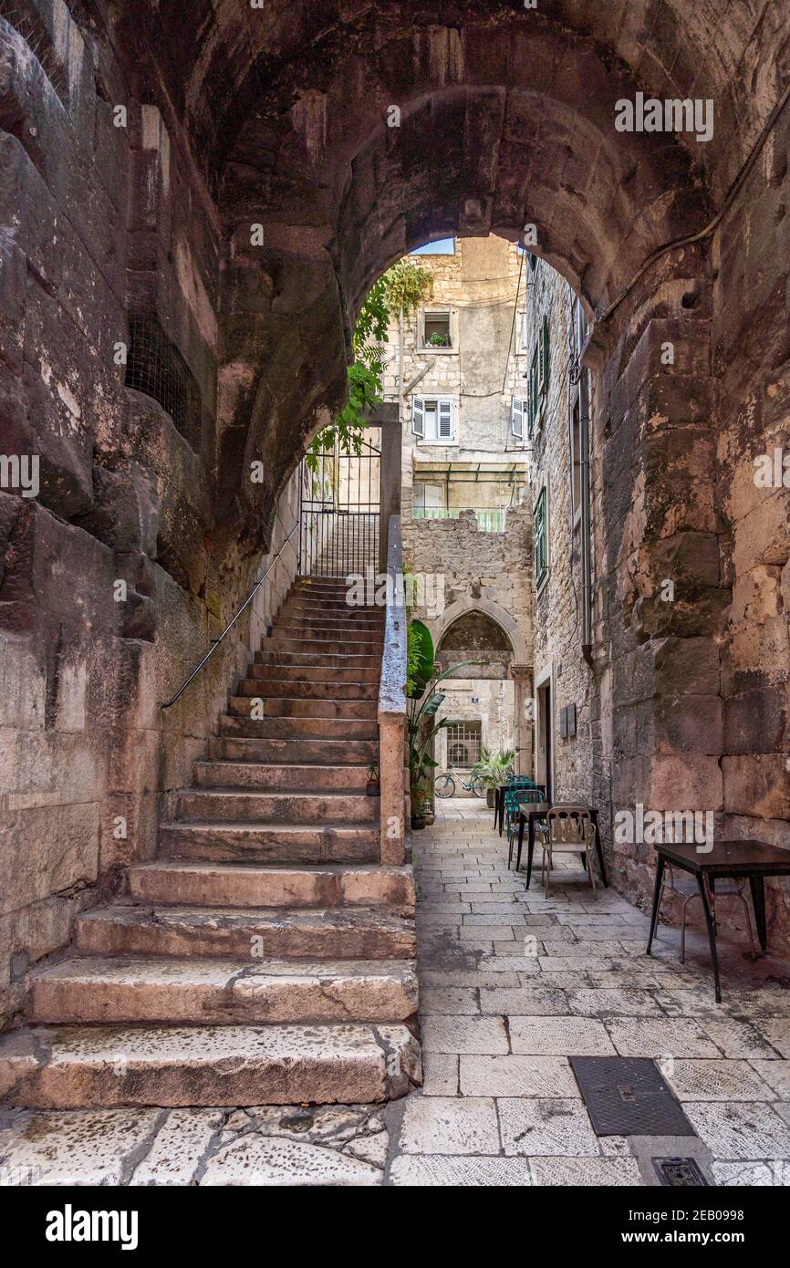 Antico arco di pietra con scalini nella città vecchia di Spalato In Croazia Foto Stock
