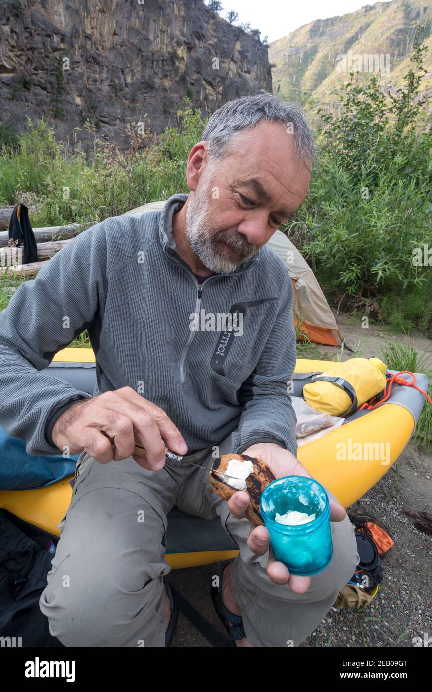 Preparazione di un muffin per la colazione in un viaggio sul fiume in Idaho. Foto Stock