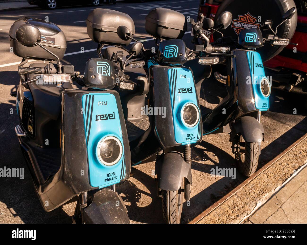 Un trio di ciclomotori elettrici della compagnia di condivisione del ciclomotori Revel ha parcheggiato nel quartiere Chelsea di New York sabato 30 gennaio 2021. (© Richard B. Levine) Foto Stock
