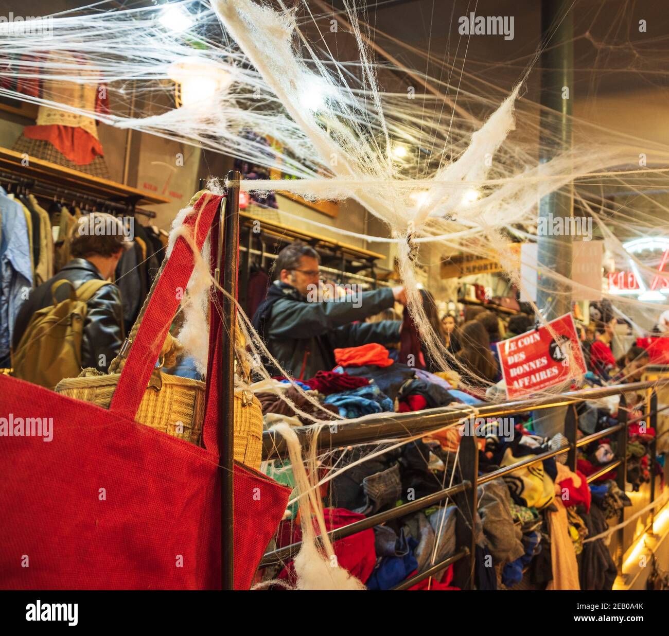 La gente sceglie e compra i vestiti in Kilo Store, negozio di abbigliamento vintage che vende i vestiti dal peso nel quartiere di Marais, decorato per Halloween. Parigi Francia Foto Stock