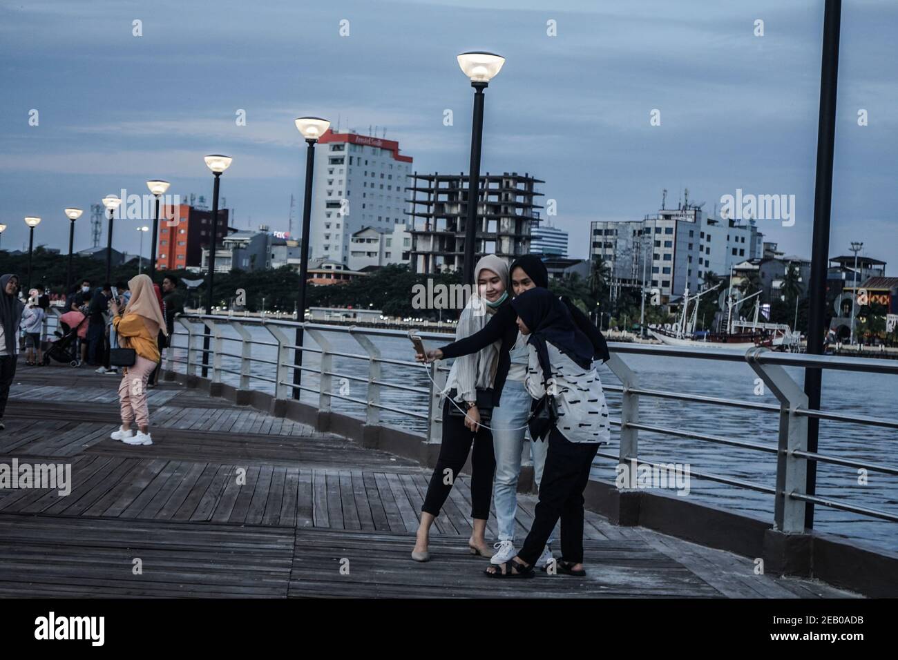 11 febbraio 2021, Makassar, South Sulawesi, Indonesia: Un certo numero di residenti stava godendo l'atmosfera del pomeriggio al Lego-lego Center Points dell'Indonesia, che si trova nella zona di Losari Beach, Makassar. (Immagine di credito: Filo © Herwin Bahar/ZUMA) Foto Stock