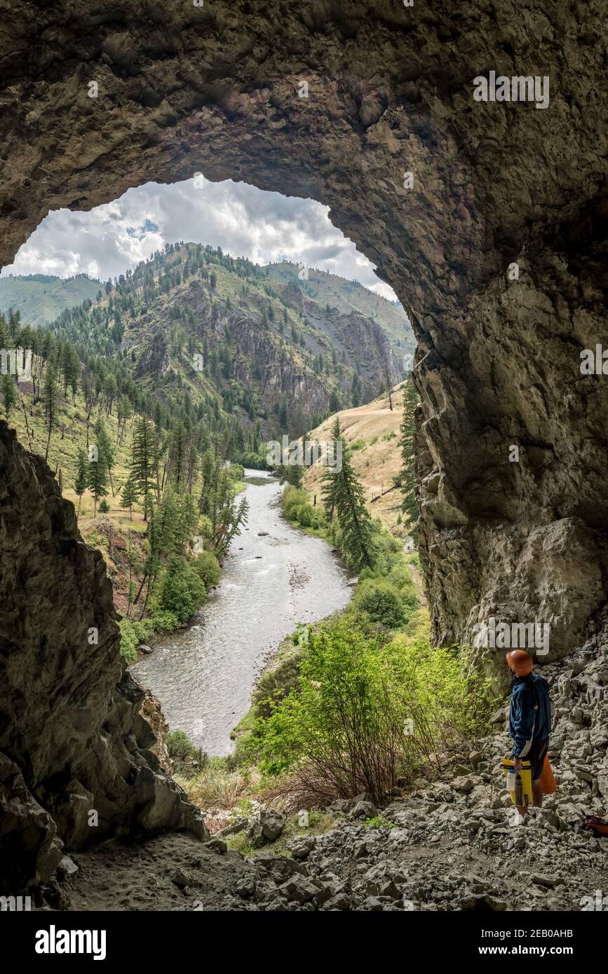 Fiume che corre guardando Big Creek da una grotta nella chiesa Frank - fiume di No Return Wilderness, Idaho. Foto Stock