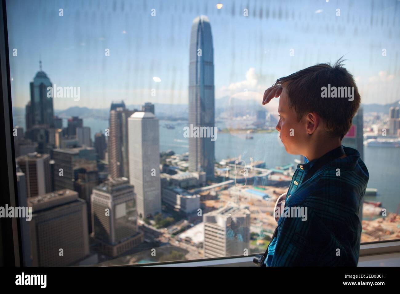 I bambini ammirano lo skyline di Hong Kong dalla Bank of China Tower. Foto Stock