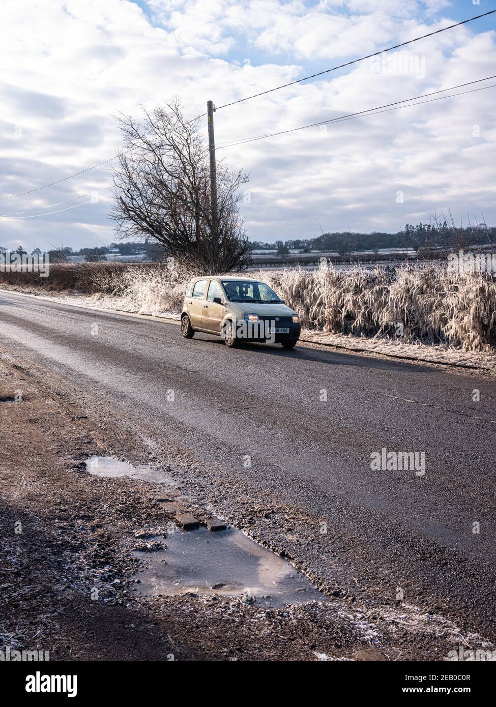 Strada rurale ghiacciata nella campagna inglese Foto Stock