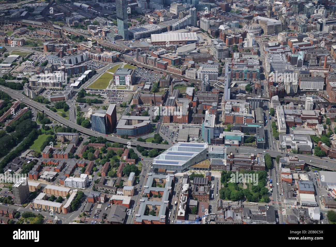 Vista aerea della Manchester Metropolitan University, tra cui la Manchester School of Art e la Manchester Metropolitan University Business School Foto Stock