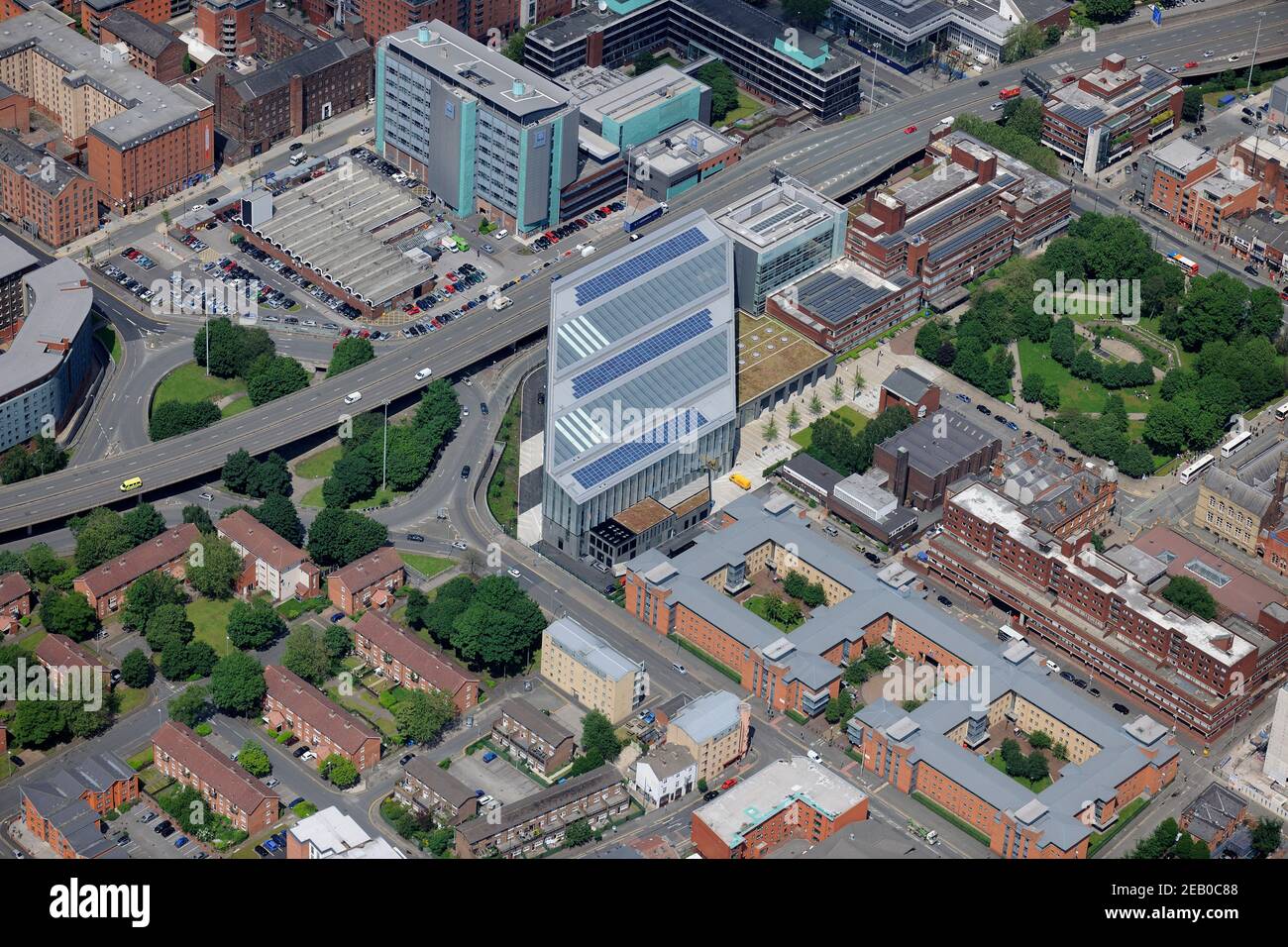 Vista aerea della Manchester Metropolitan University, tra cui la Manchester School of Art e la Manchester Metropolitan University Business School Foto Stock