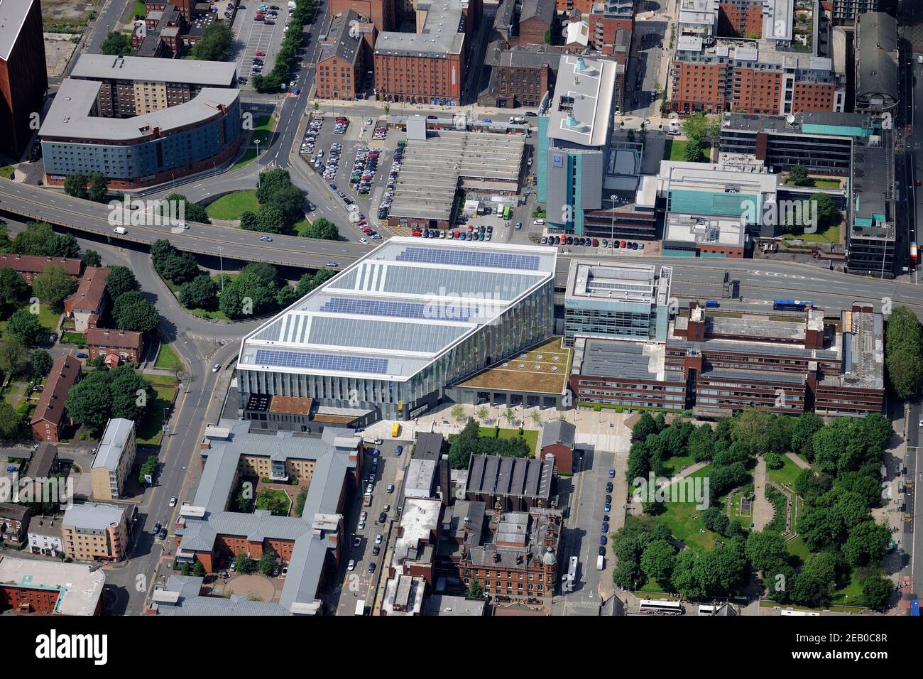 Vista aerea della Manchester Metropolitan University, tra cui la Manchester School of Art e la Manchester Metropolitan University Business School Foto Stock