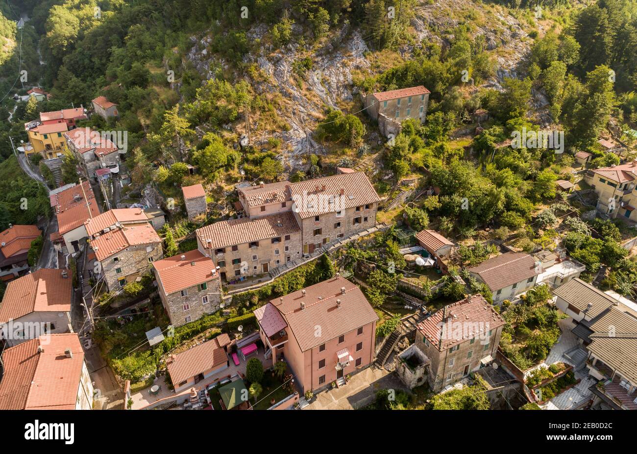 Veduta aerea dell'antico borgo Colonnata situato nelle Alpi Apuane, provincia di massa-Carrara, Toscana, Italia Foto Stock