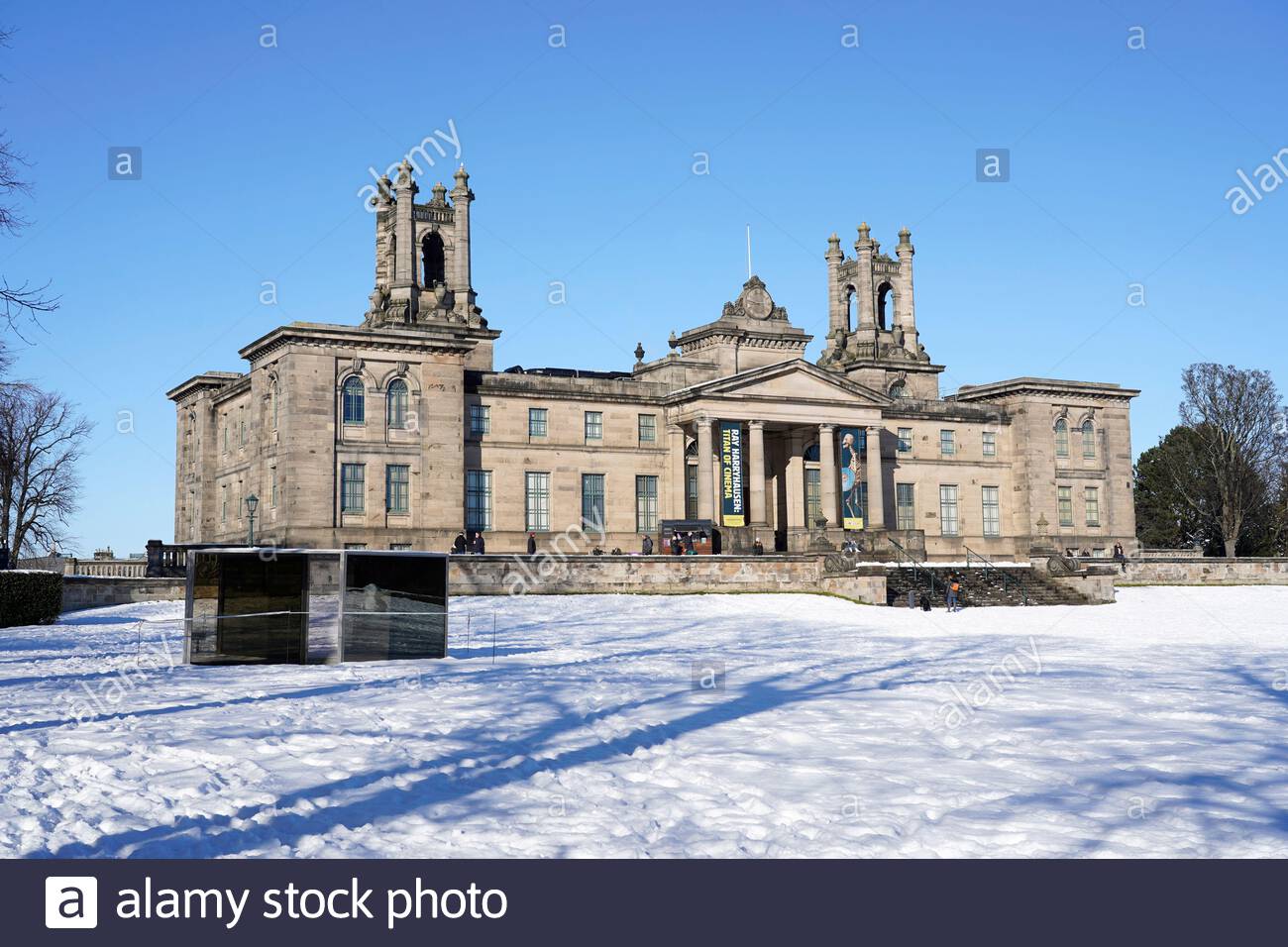 Edimburgo, Scozia, Regno Unito. 11 Feb 2021. Una giornata gloriosa, soleggiata ma gelida, nei terreni innevati della Galleria d'Arte moderna. Credit: Craig Brown/Alamy Live News Foto Stock