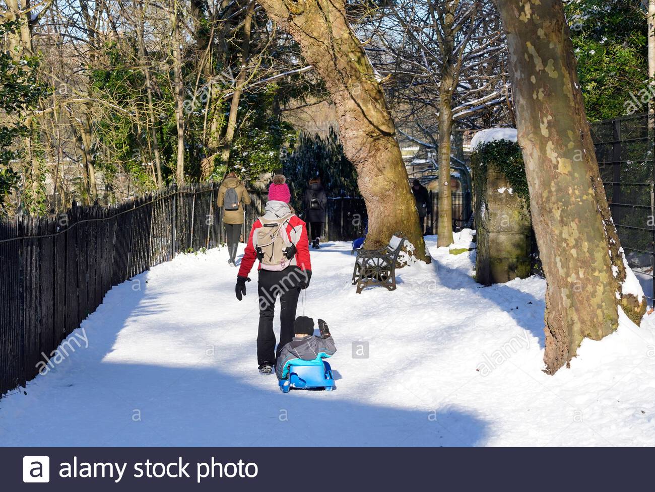 Edimburgo, Scozia, Regno Unito. 11 Feb 2021. Le persone si godono una giornata gloriosa, soleggiata ma gelida, su una passerella innevata di Leith. Credit: Craig Brown/Alamy Live News Foto Stock