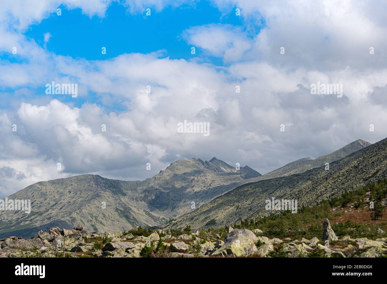 Cielo blu e nuvole sopra le rocce, bellissimo paesaggio nuvoloso su catena montuosa Foto Stock