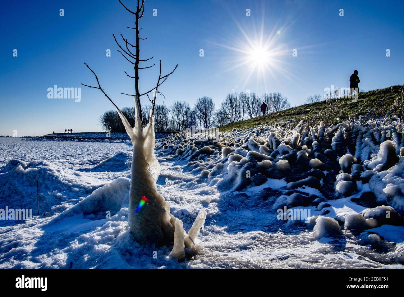 Il lago Gouwzee è congelato. Le persone pattinano su ghiaccio naturale nonostante i rischi. Monikkendam, Paesi Bassi il 11 febbraio 2021. Foto di Robin Utrecht/ABACAPRESS.COM Foto Stock