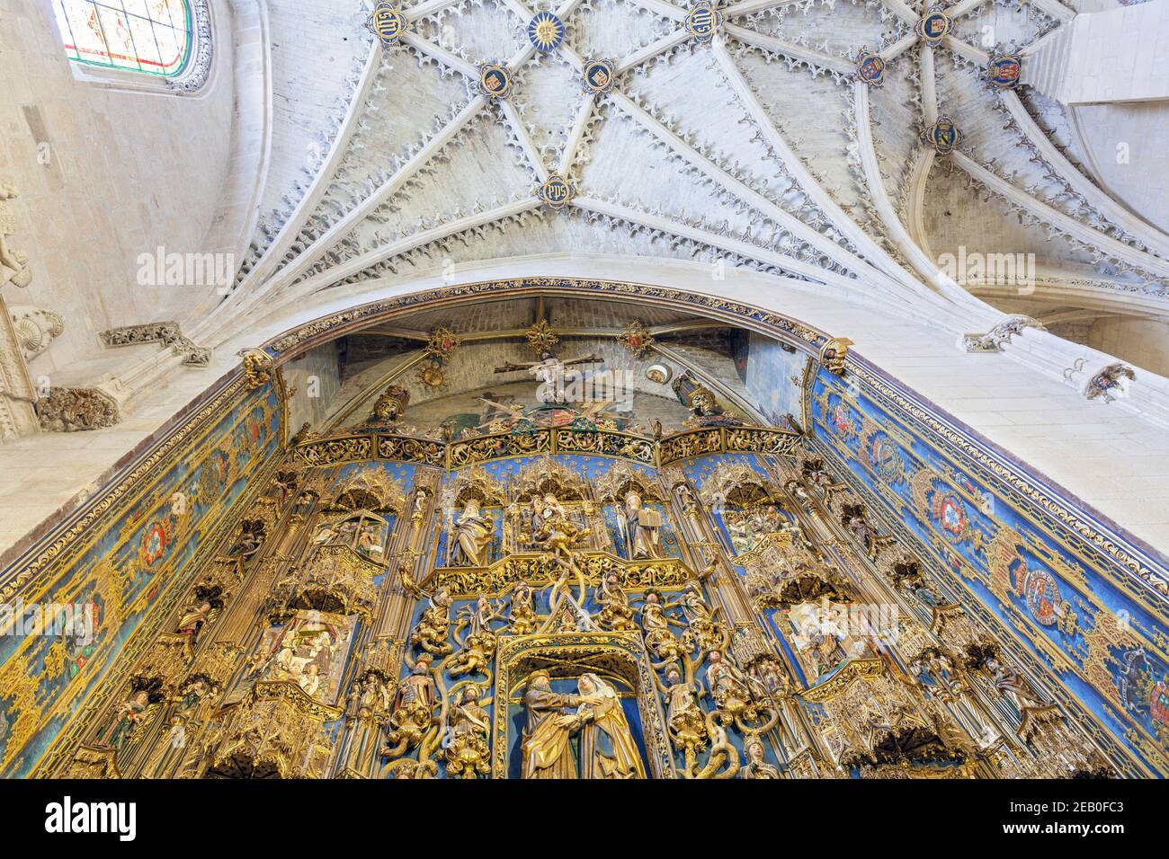 Europa, Spagna, Burgos, Cattedrale di Santa Maria di Burgos, interno della Cappella 'Santa Anaa' che mostra alto soffitto a volta sopra intricato rilievo intagliato Foto Stock Europa, Spagna, Burgos, Cattedrale di Santa Maria di Burgos, interno della Cappella 'Santa Anaa' che mostra alto soffitto a volta sopra intricato rilievo intagliato Foto Stock