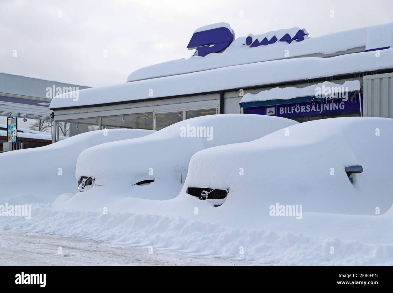 VALDEMARSVIK, SVEZIA - 9 FEBBRAIO 2021: Auto Volvo innevate dopo la pesante nevicata a Valdemarsvik di notte e di mattina verso martedì. Foto Stock