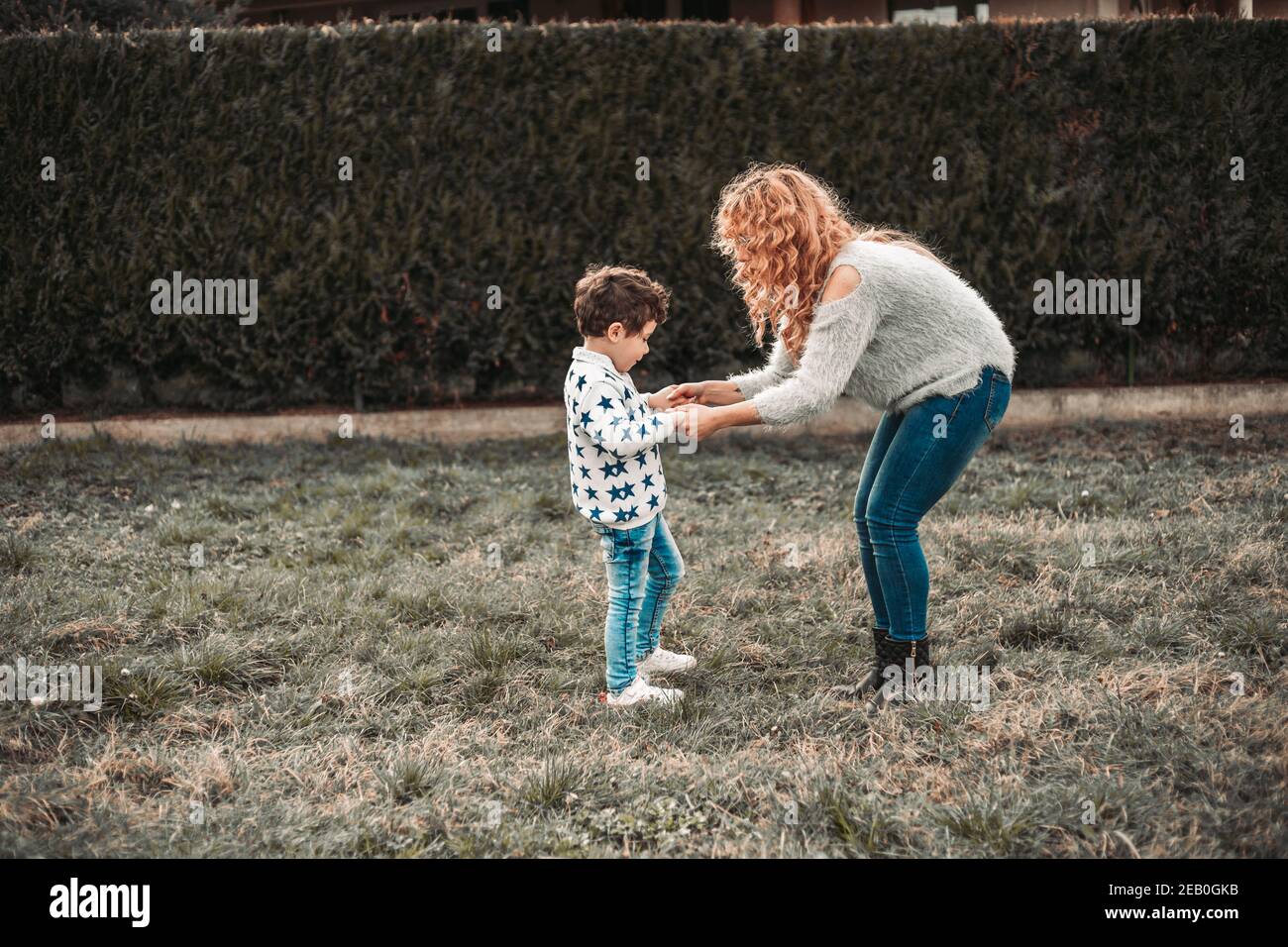Mamma che gioca con il suo figlio nel parco Foto Stock