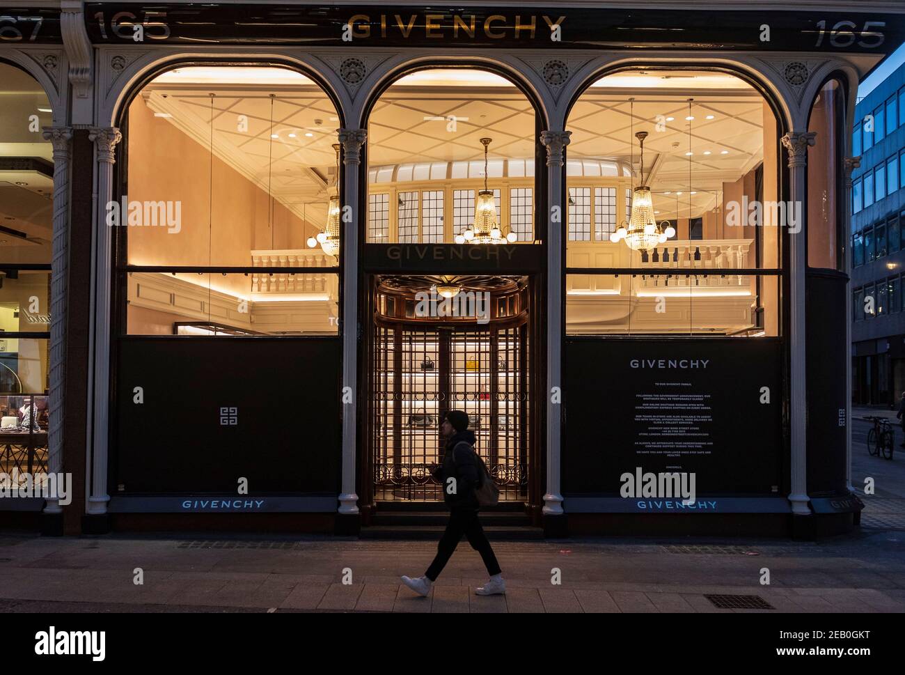 Londra, Regno Unito. 10 Feb 2021. Un uomo che passa accanto ai negozi Givenchy di Londra, durante la terza chiusura a livello nazionale. Givenchy è una casa francese di lusso di moda e profumo. Credit: SOPA Images Limited/Alamy Live News Foto Stock