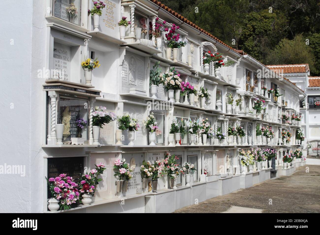Il cimitero di Casares, Spagna, situato sopra la città vicino al castello. Il cimitero è tagliato in collina ed è in un luogo bello e tranquillo Foto Stock