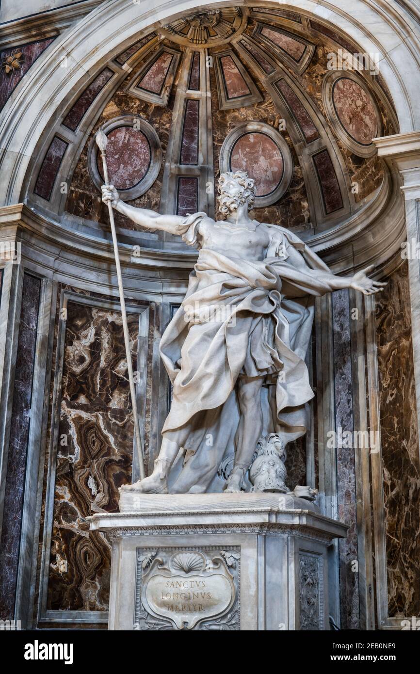 San Longino con la lancia - la Santa lancia che trafò il fianco di Gesù, scultura marmorea di Bernini (1639) nella Basilica di San Pietro, Vaticano, R. Foto Stock