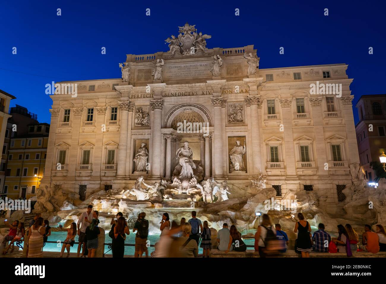 La gente gode la vista della Fontana di Trevi di notte nella città di Roma, Italia, capolavoro barocco, simbolo della città famosa in tutto il mondo dall'1 Foto Stock