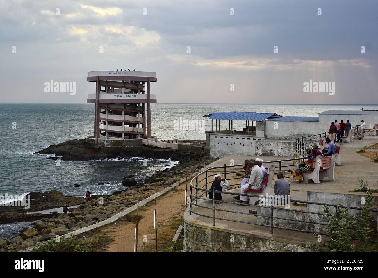 Kanyakumari, Tamil Nadu, India - Gennaio 2017: Gli Indiani godono di vista del tramonto sulla piazza del mare e la torre panoramica sul mare Foto Stock