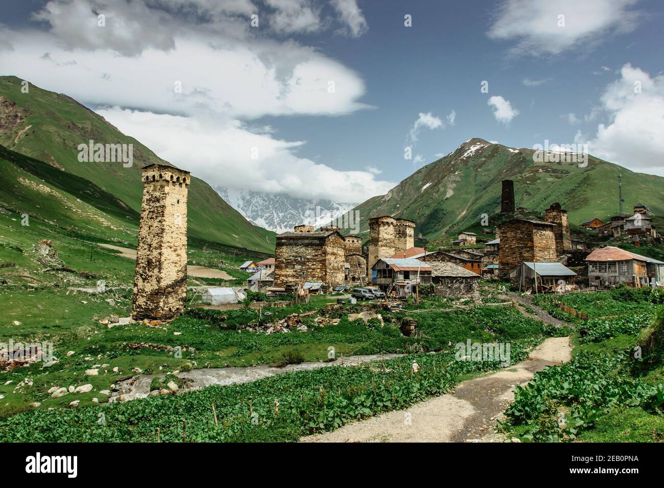 Case rurali in pietra a Ushguli, Georgia. Sito UNESCO. Esplorando il grande Caucaso montagnes.popular localita' turistica.Summer paesaggio, verde Foto Stock