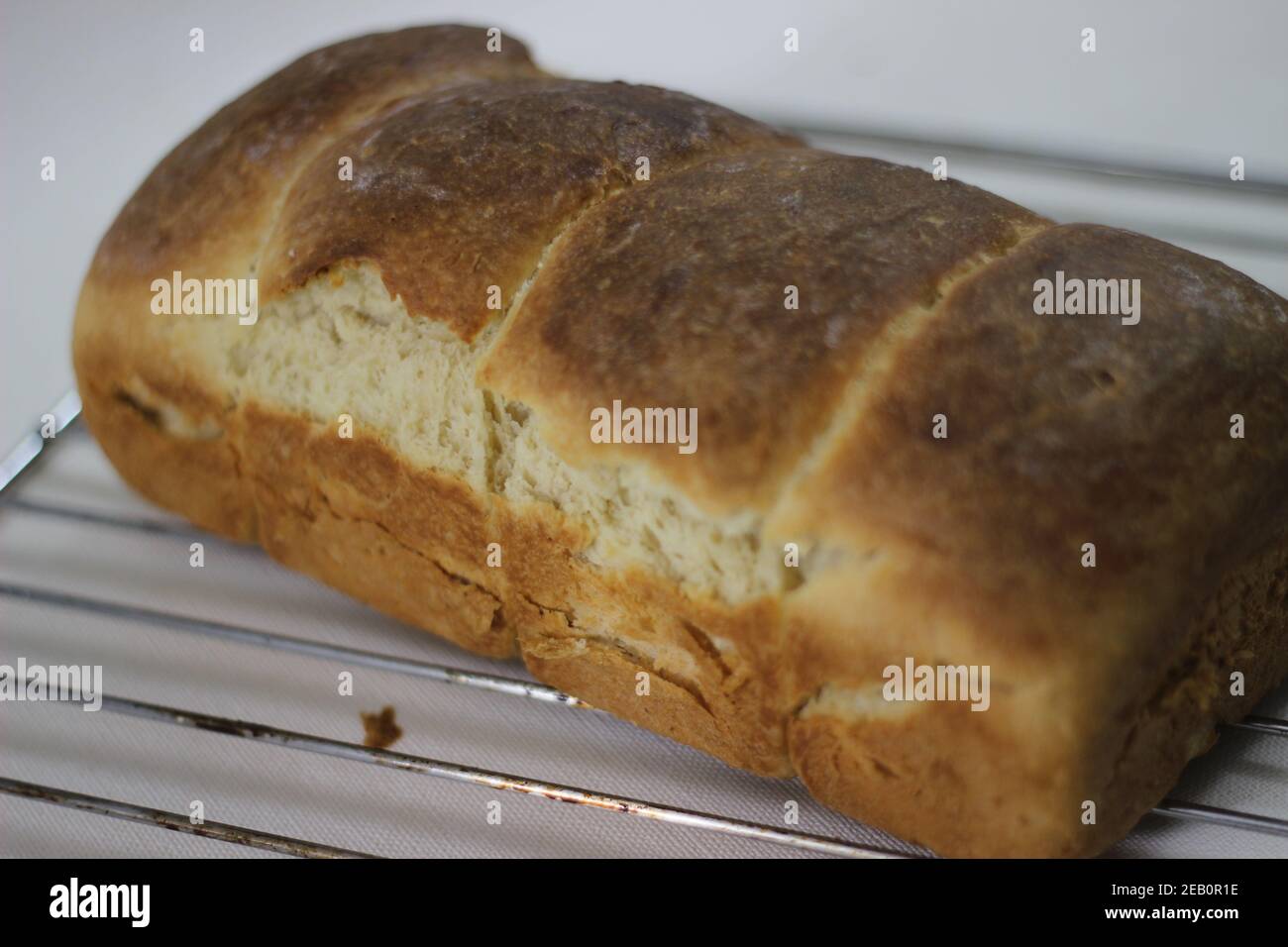 Pane di pane di panino di rotolo piccolo cotto in casa con le fasce rotte di rotoli visibili Foto Stock