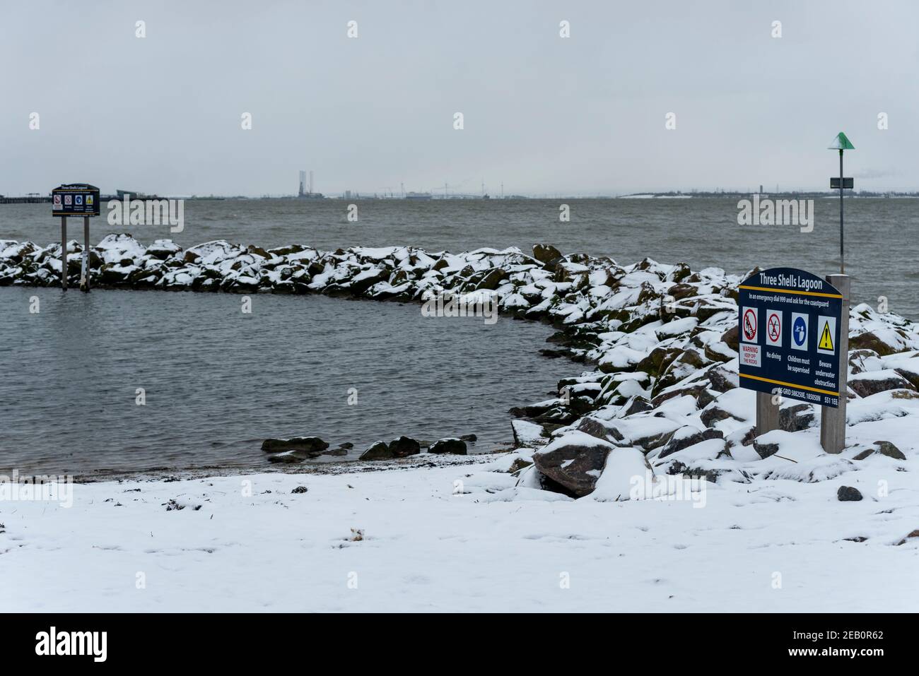 Tre conchiglie Laguna artificiale piscina di acqua salata a Southend sul mare, Essex, Regno Unito, con neve da Storm Darcy Foto Stock