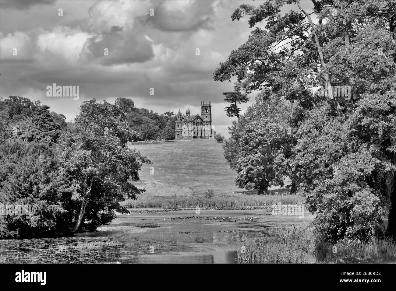 Vista del tempio gotico della libertà, progettato da James Gibbs e costruito nel 1741, National Trust Stowe, Buckinghamshire, Inghilterra Foto Stock