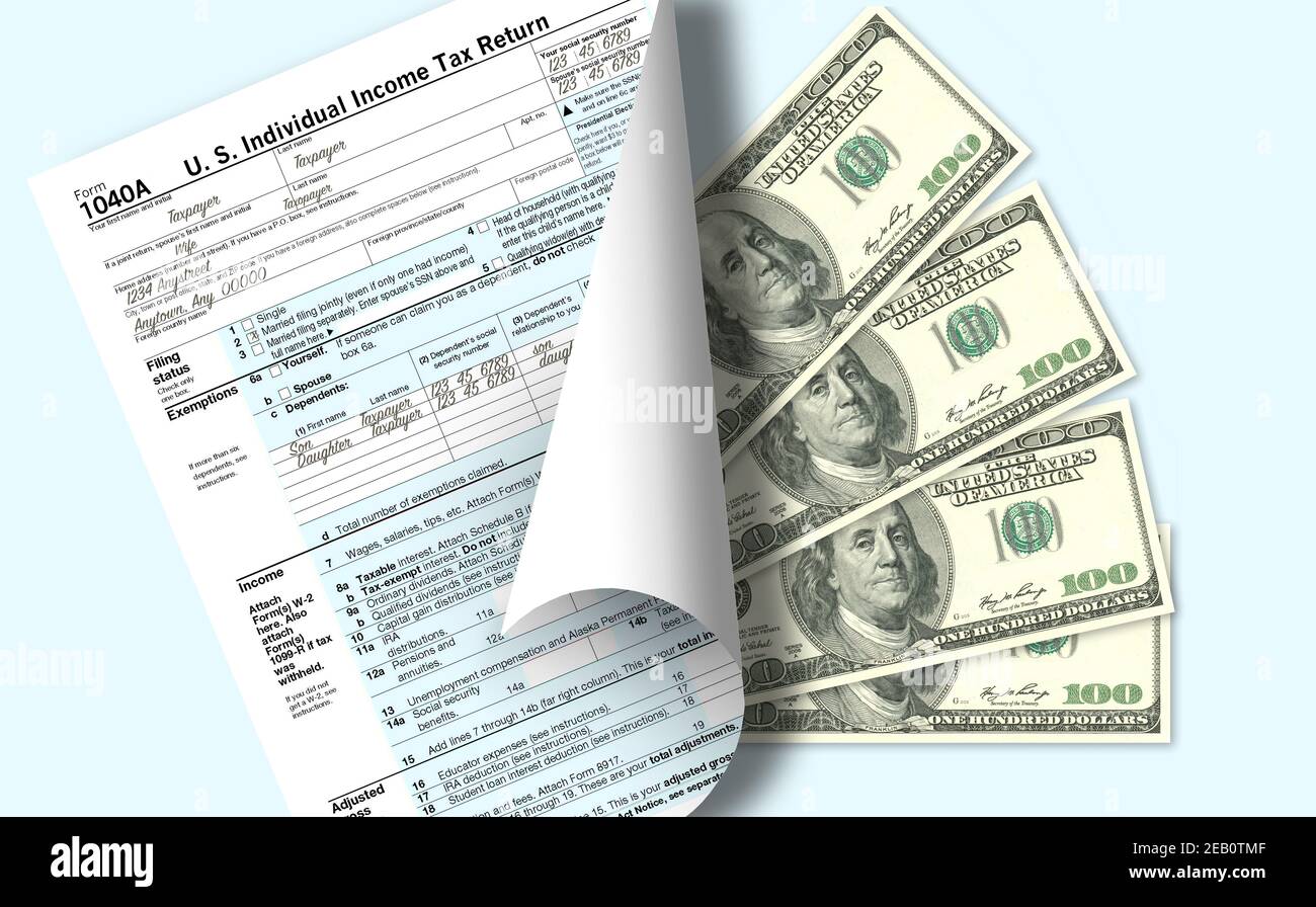 Una forma federale di imposta sul reddito degli Stati Uniti 1040 è vista con quattro bollette in dollari a un hundered per rappresentare le tasse da pagare o un rimborso fiscale che tornerà al ° Foto Stock