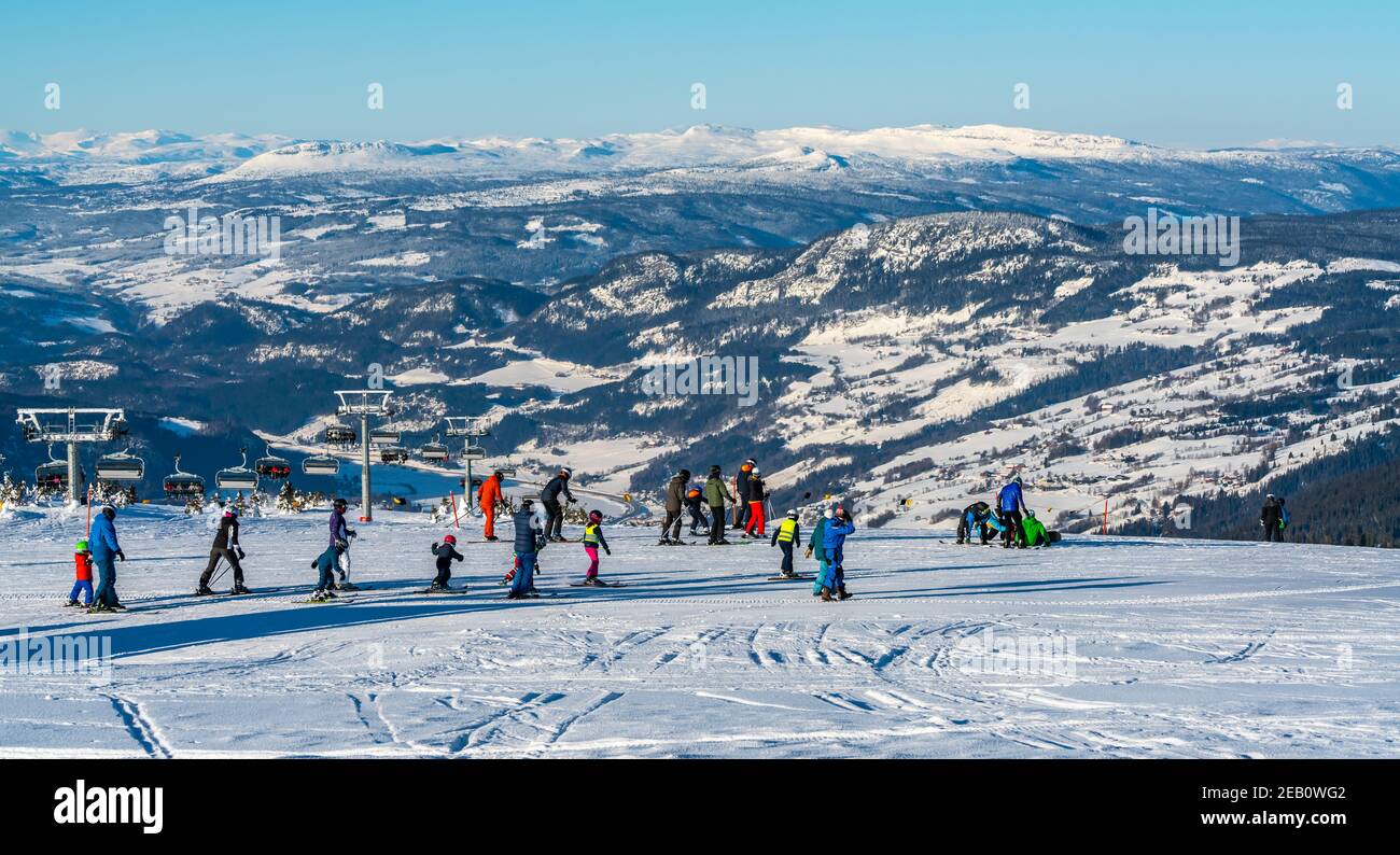 Un grande gruppo di sciatori insieme in una vacanza invernale in una località sciistica alpina. Foto Stock