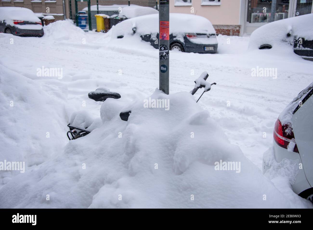 Magdeburgo, Germania. 09 febbraio 2021. C'è una bicicletta coperta di neve su un passaggio pedonale. Credit: Stefano Nosini/dpa-Zentralbild/ZB/dpa/Alamy Live News Foto Stock