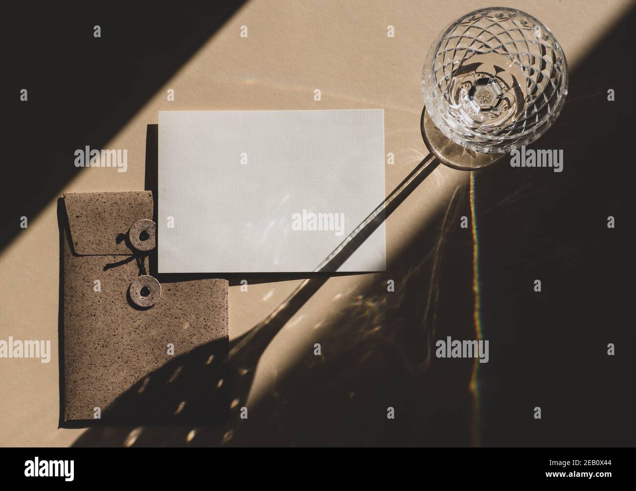 Scheda di carta bianca vuota non rivestita isolata su sfondo beige in stile boho Foto Stock