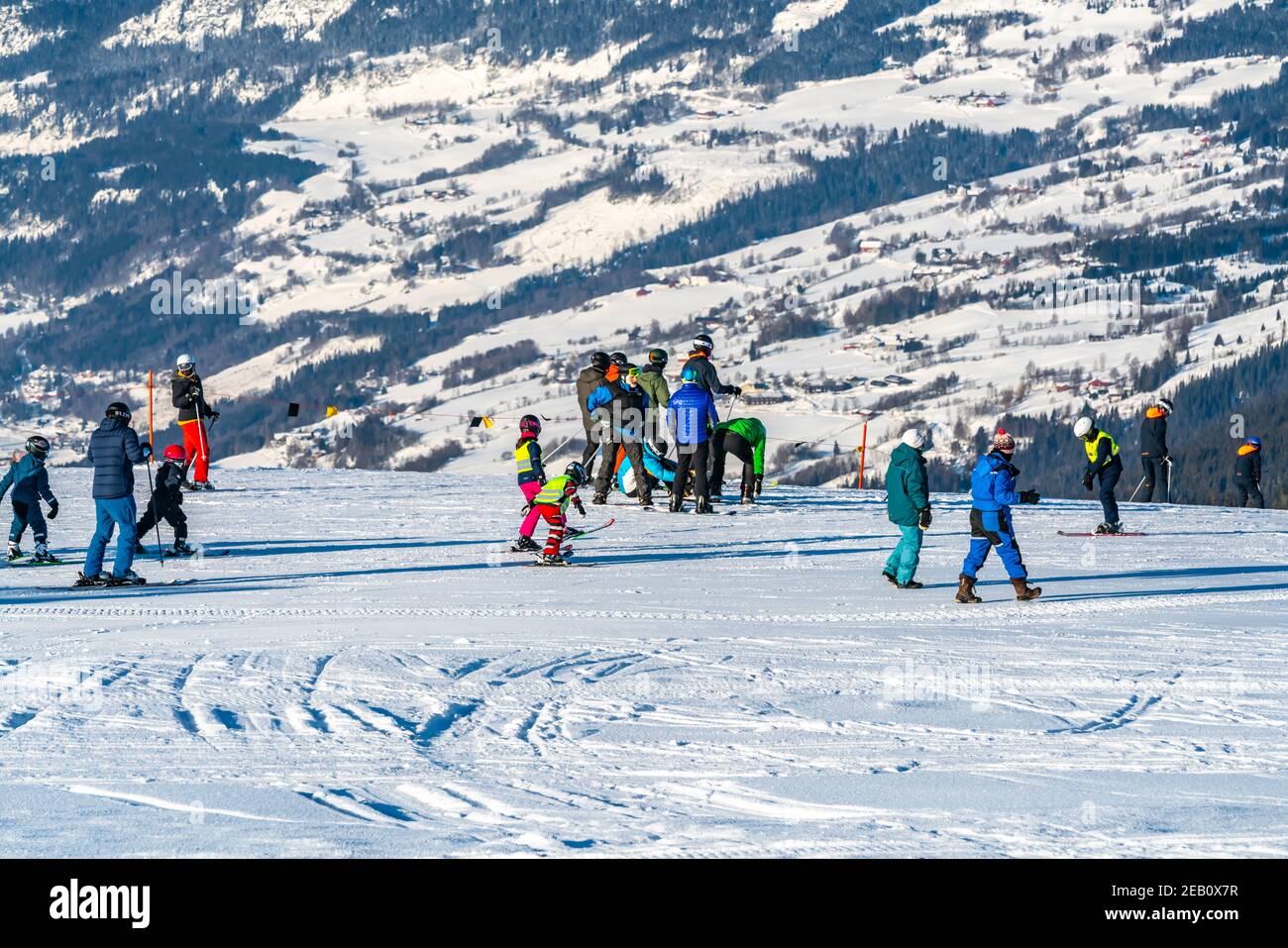 Un grande gruppo di sciatori insieme in una vacanza invernale in una località sciistica alpina. Foto Stock