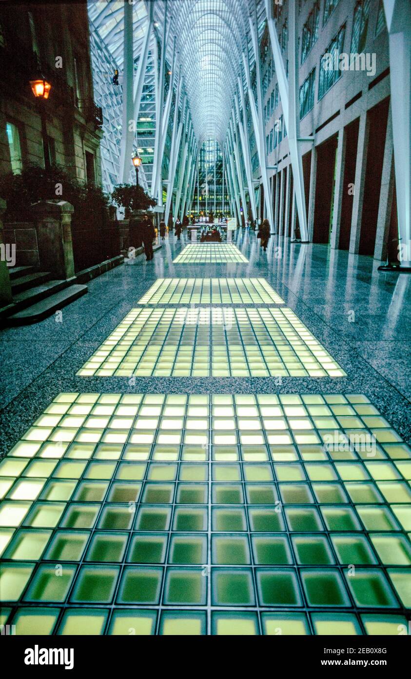 1995 luci a pavimento al Brookfield Place nel centro di Toronto, dove l'atrio o la galleria Allen Lambert, a volte descritta come la 'cattedrale di cristallo del commercio', progettata dall'architetto spagnolo Santiago Calatrava che collega Bay Street con Sam Pollock Square. Centro di Toronto, Ontario, Canada Foto Stock