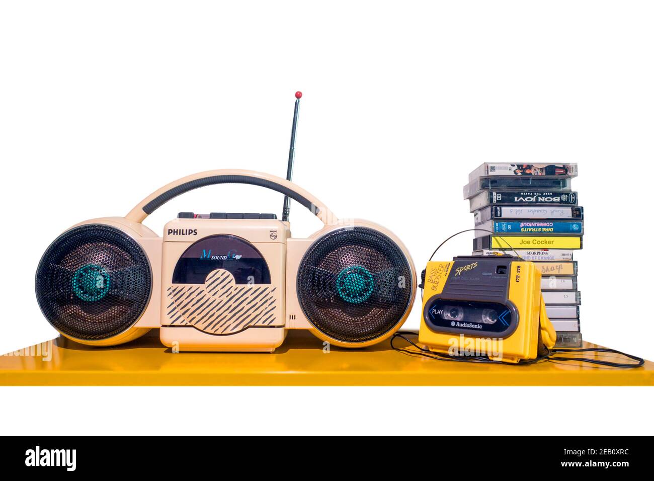 Riproduttore di cassette portatile Philips Moving Sound, AudioSonic Sports all Weather walkman CT-178 e pila di cassette/cassette audio Foto Stock