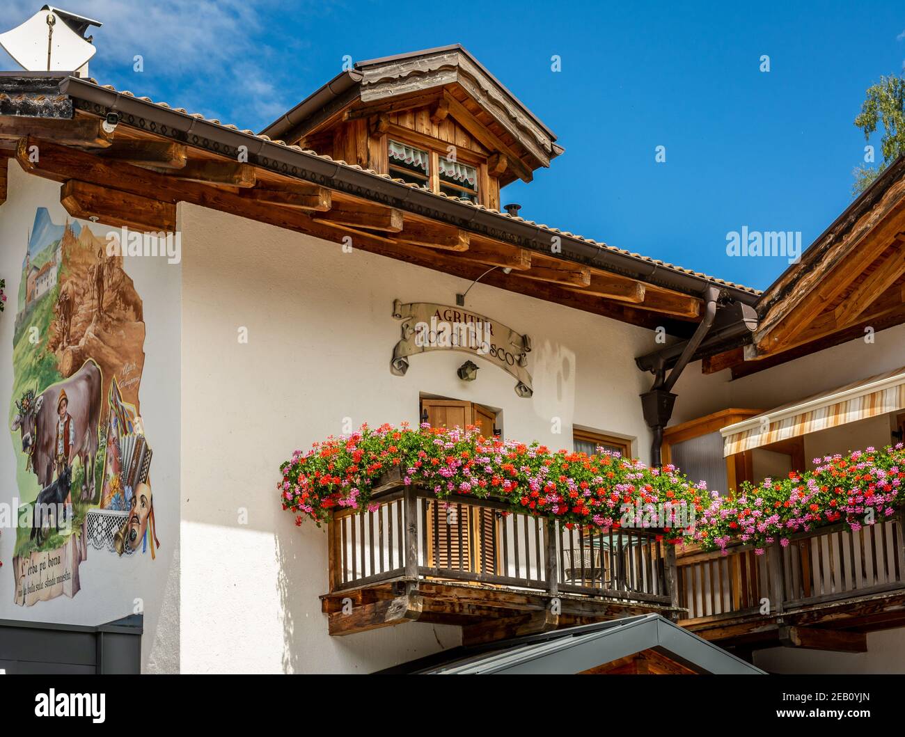 Tradizionale casa alpina nel villaggio del Trentino Alto Adige con le Alpi sullo sfondo. Valle di Cembra, provincia di Trento - Italia settentrionale Foto Stock