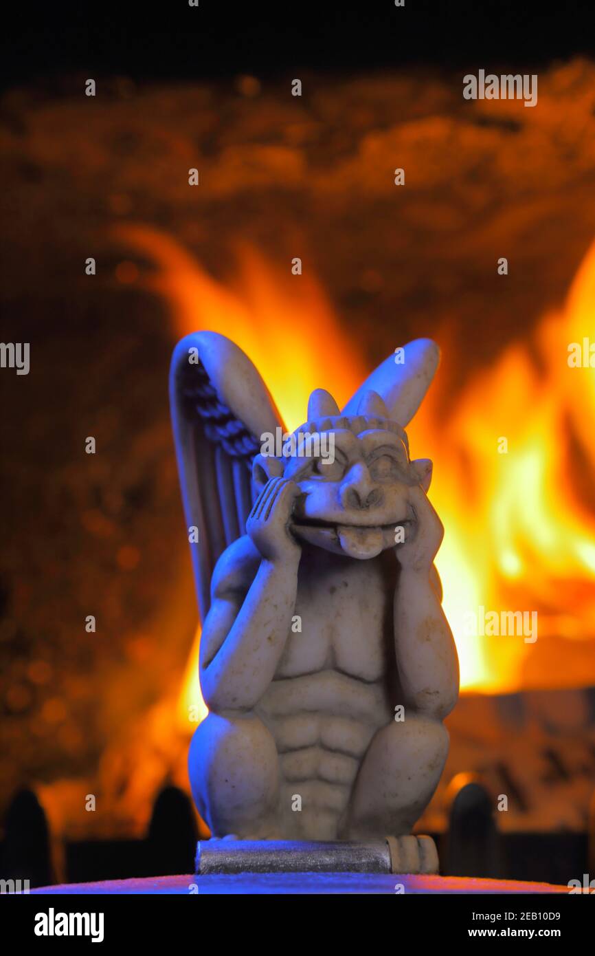 Primo piano di gargoyle con fuoco in background Foto Stock